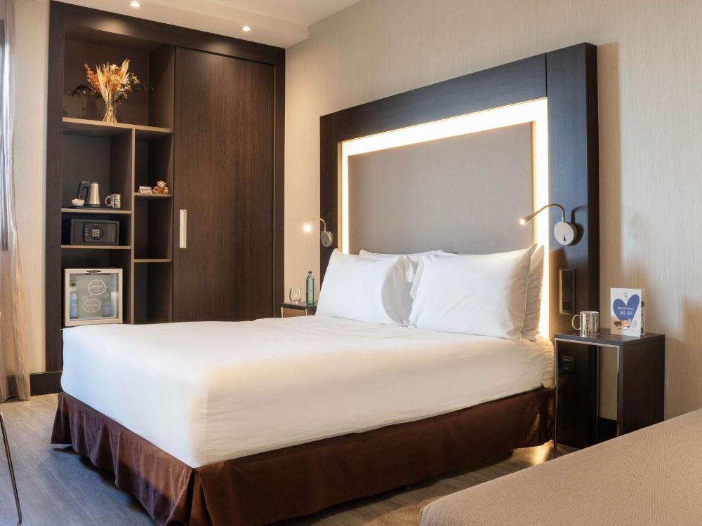 Standard Queen Room interior